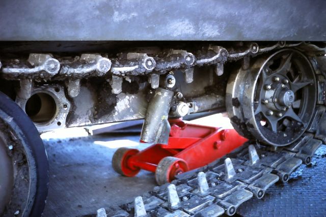 Afgebroken schokbreker van YPR 765