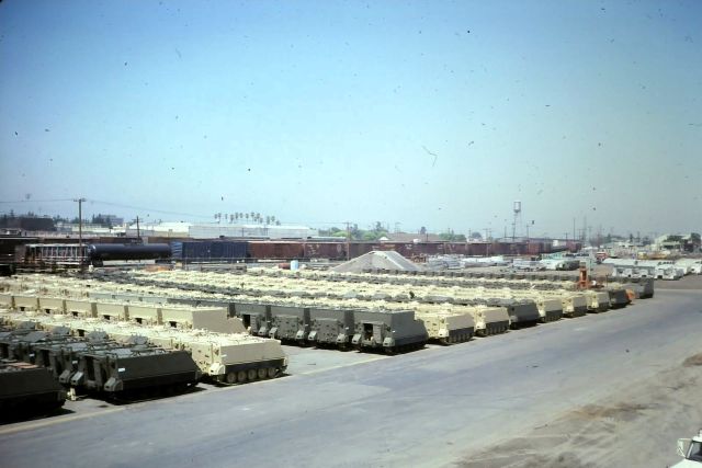 Rijen M113-familievoertuigen op terrein FMC gereed voor aflevering.