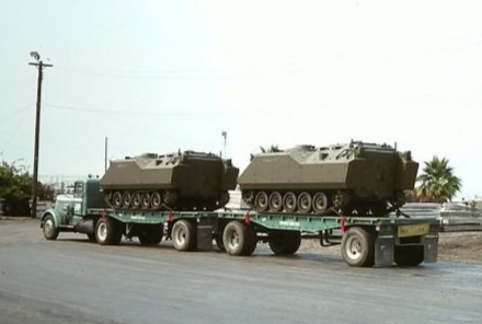 Twee YPR 765 basisvoertuigen op flat bed.