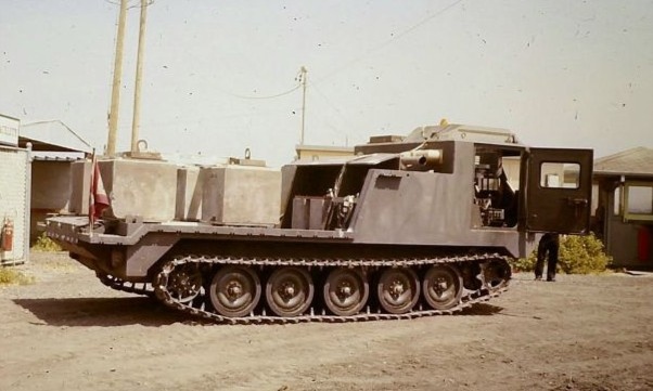 YPR 765 basisvoertuig met averij aan loopwerk