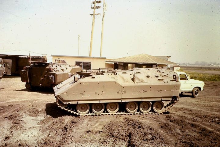 YPR 765 basisvoertuig met averij aan loopwerk