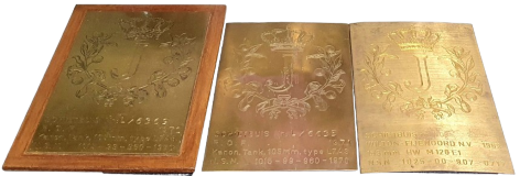 Koperen platen met monogrammen