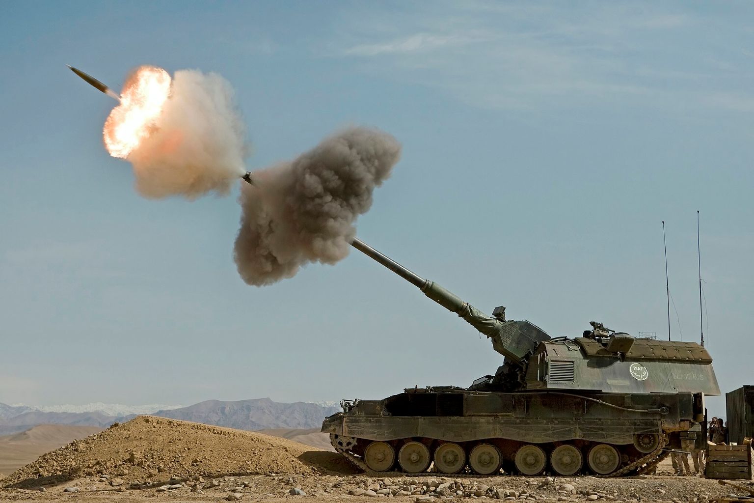 Vurende 155 mm houwitser PZH2000NL in Afghanistan
