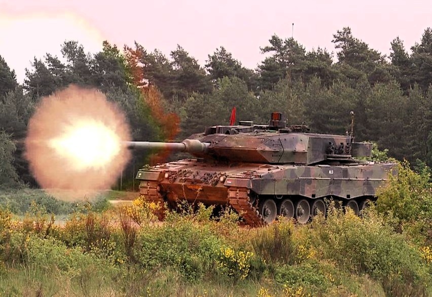 Leopard 2A6 vuurt op oefenterrein Bergen-Hohne