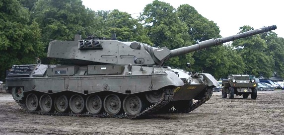 Leopard 1V tijdens Veteranendag 2011