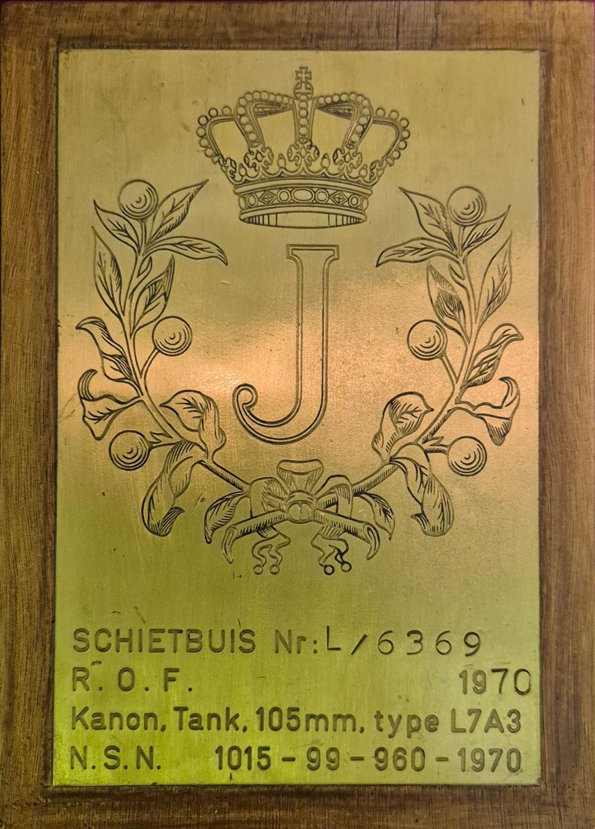 Koperen platen met monogrammen van vorst voor de schetbuizen van kanonnen