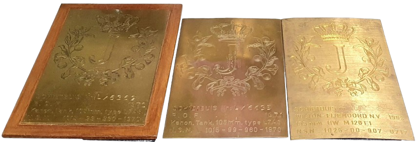 Koperen platyen met monogrammen