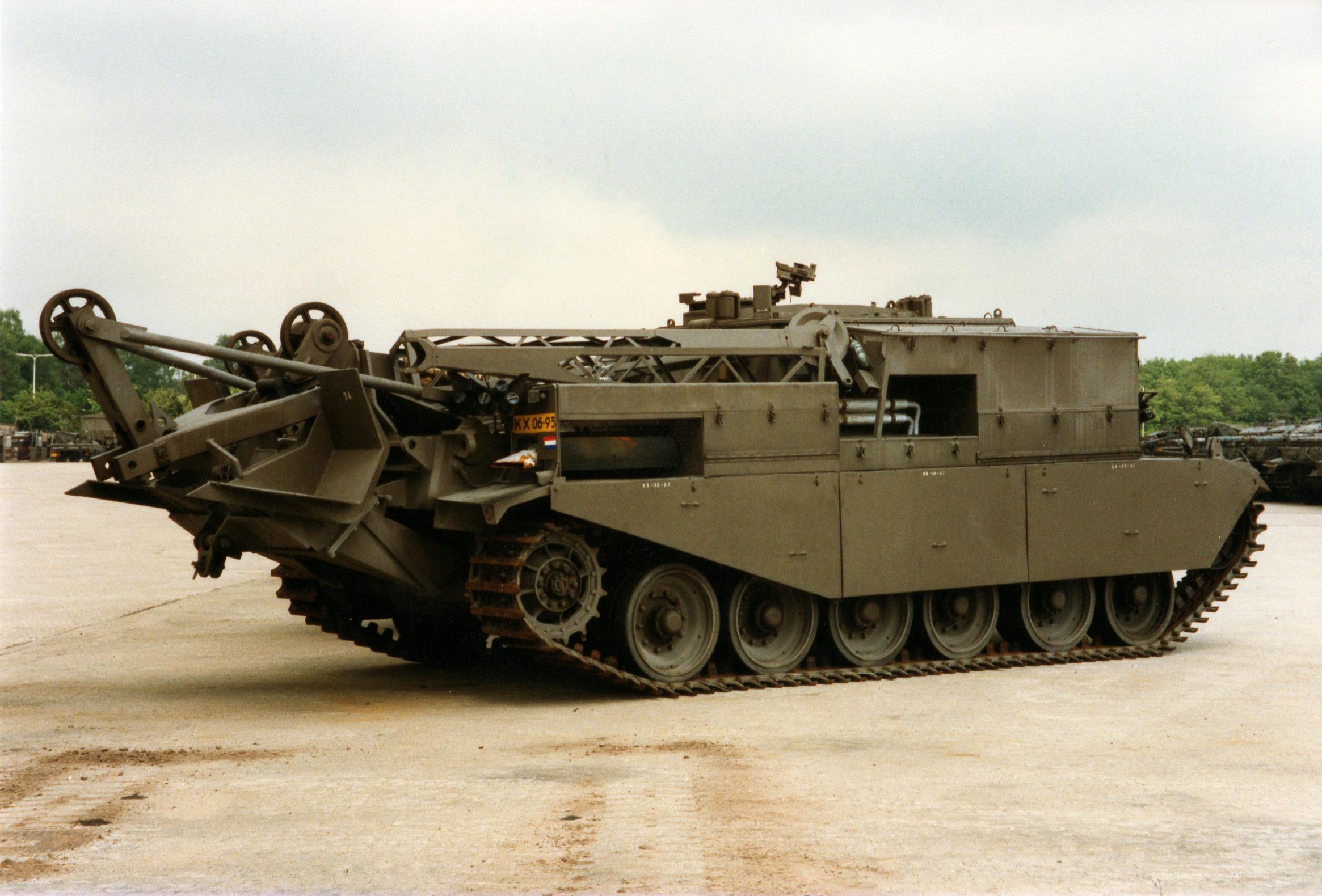 Centurion bergingstank in loods V16