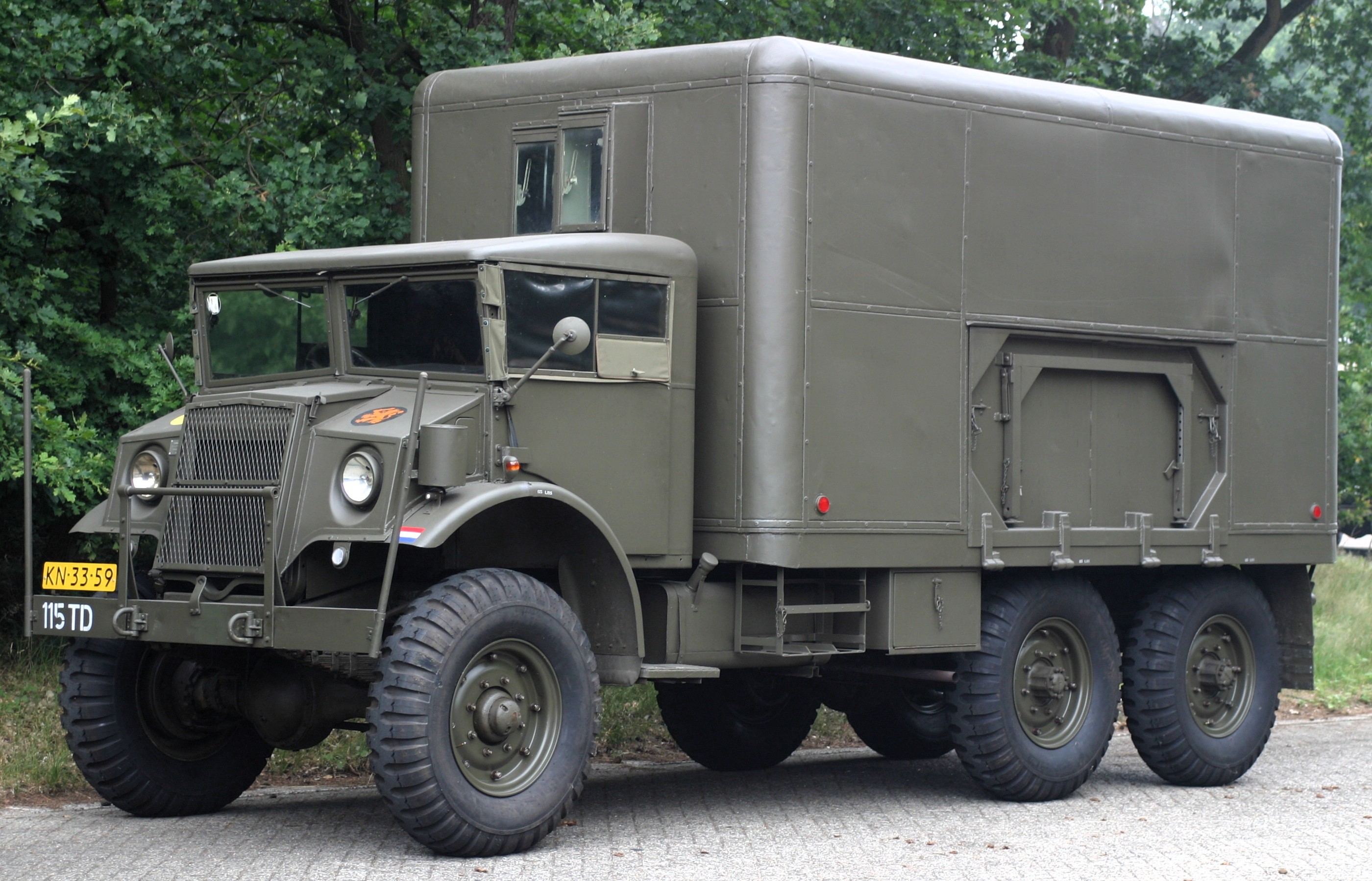 General Motors C60X met gesloten opbouw in loods V16