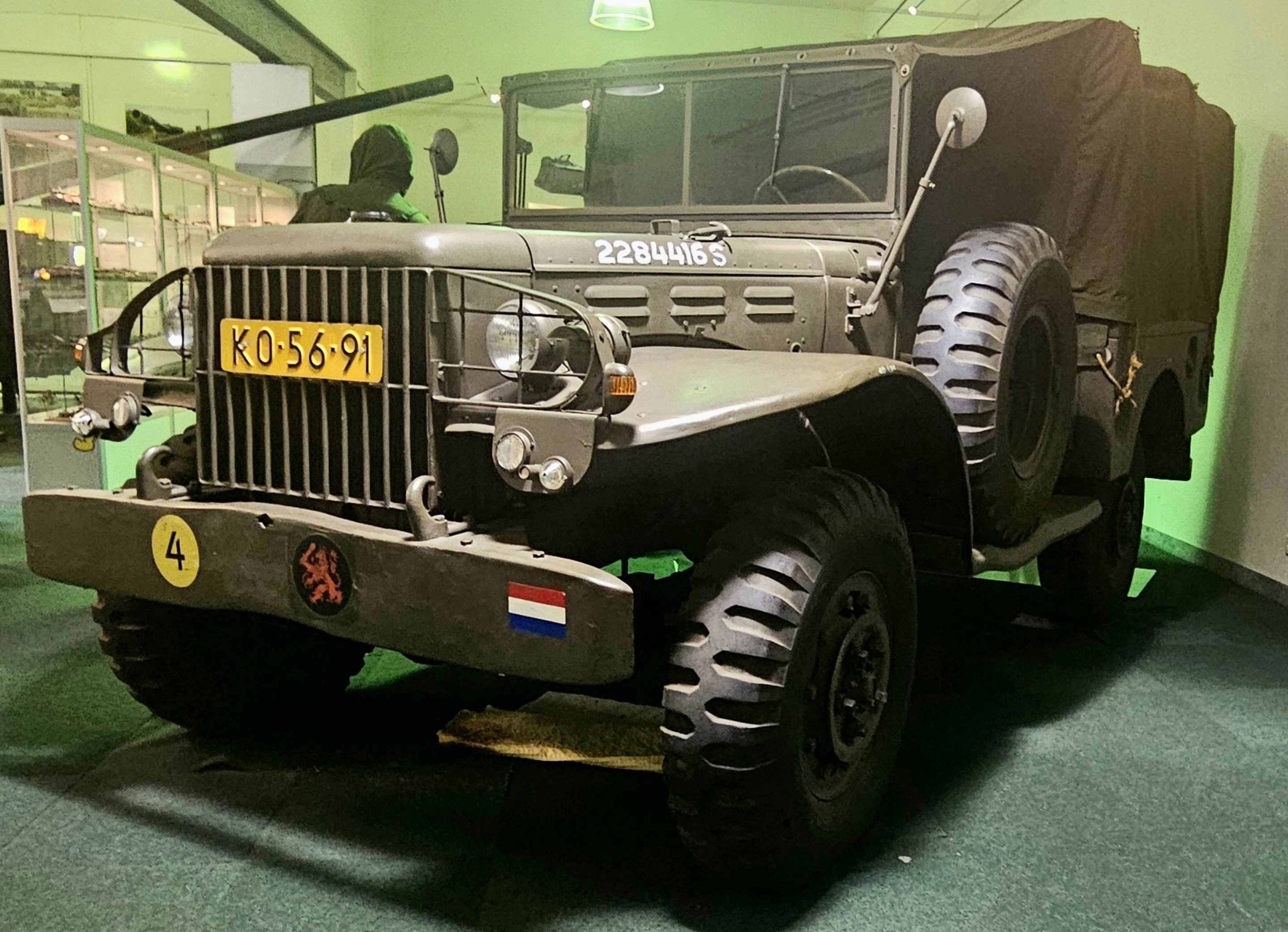 Dodge WC 51 met motorkap open en meetapparatuur