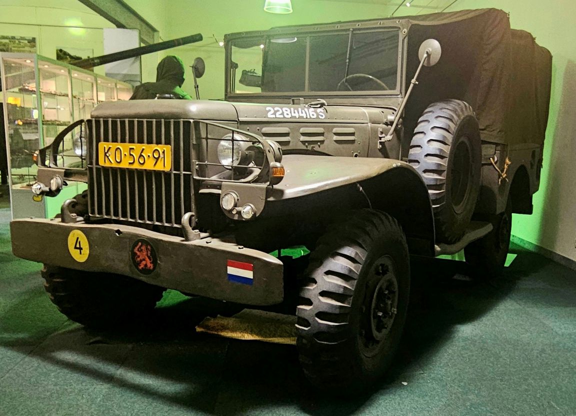 Dodge WC 51 met motorkap open en meetapparatuur