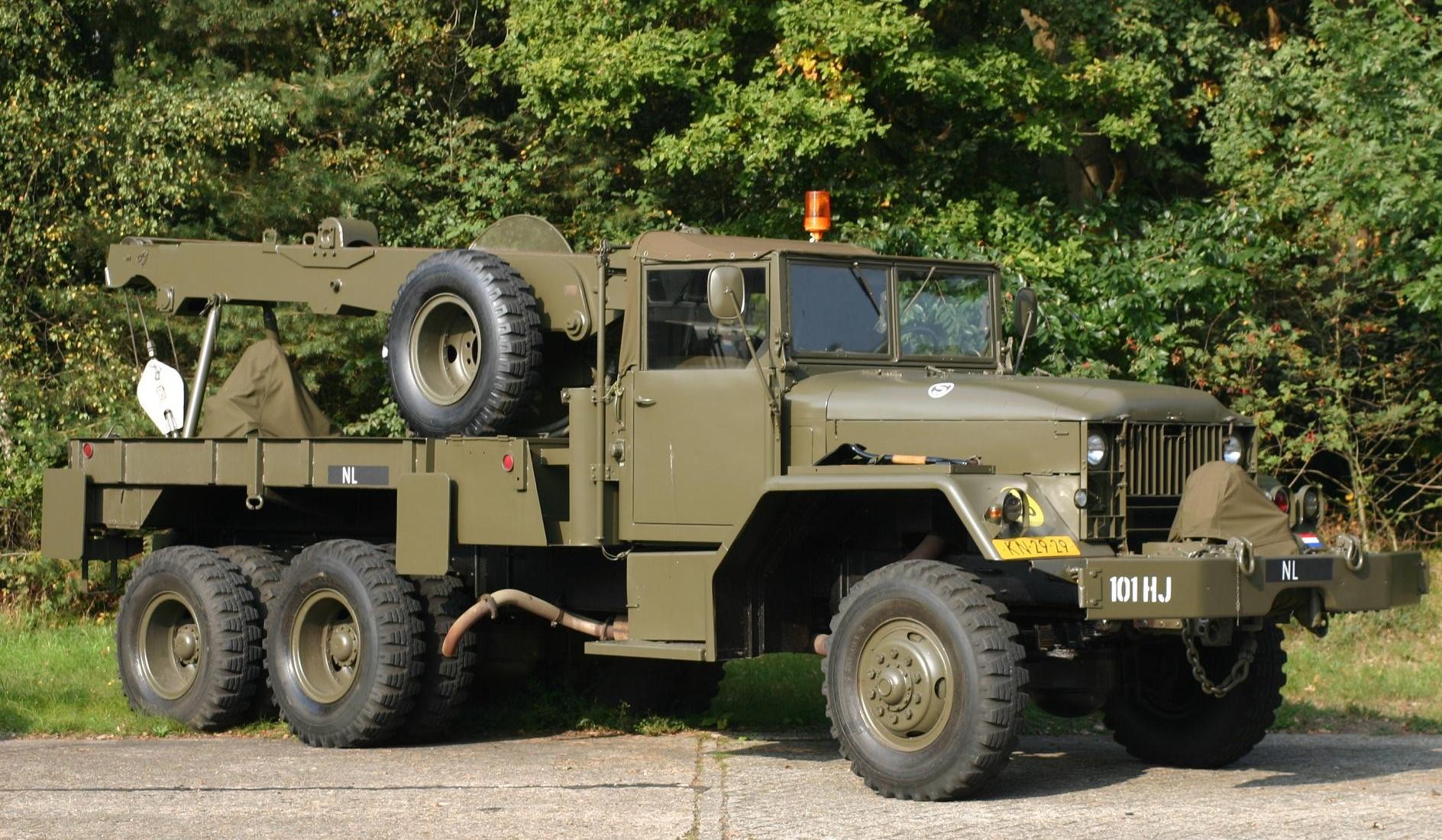 M62 International takelauto op plein voor loods V16