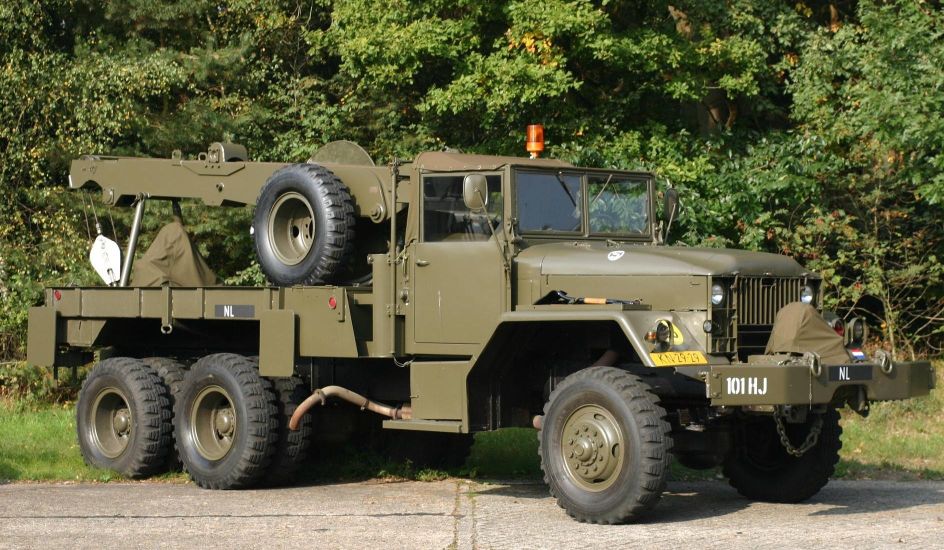 M62 International takelauto op plein voor loods V16