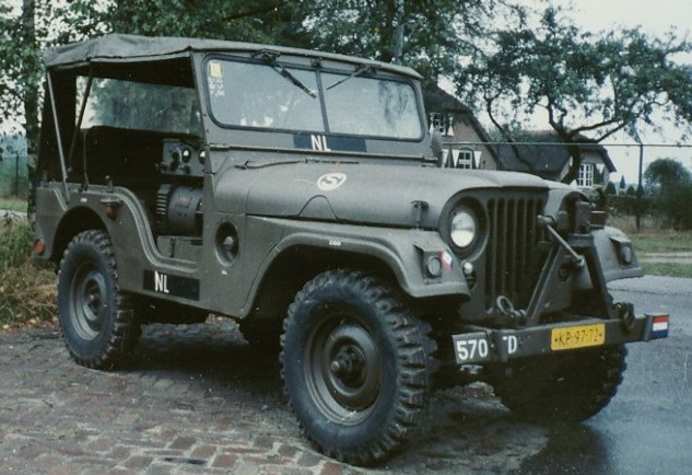 NEKAF jeep met lasgenerator achter voorstoelen