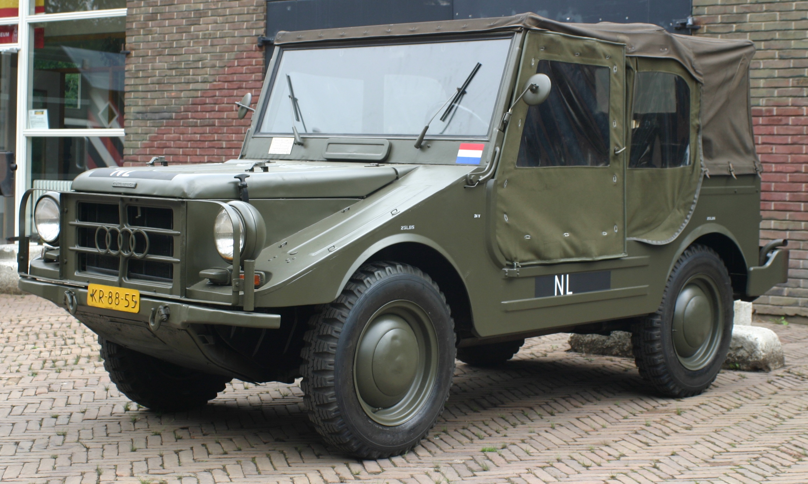 Jeep MUNGA op terrein TD museum Soesterberg