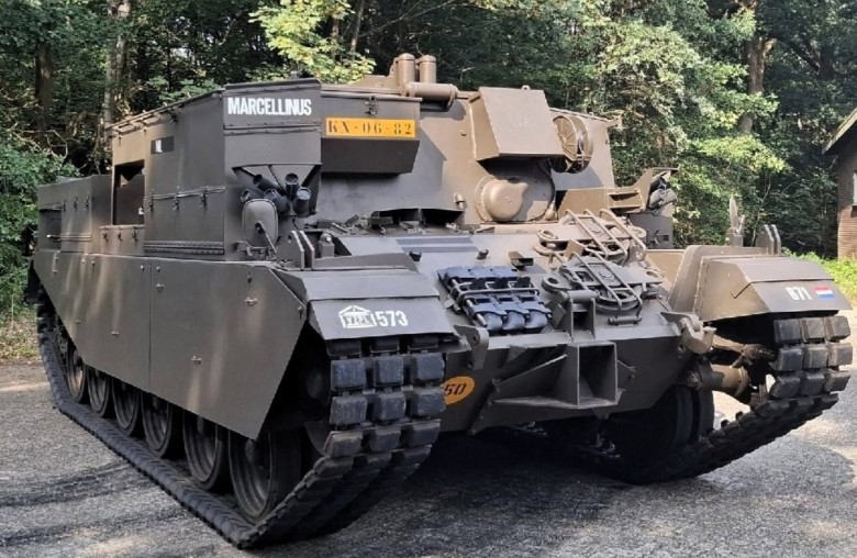Centurion bergingstank in loods V16