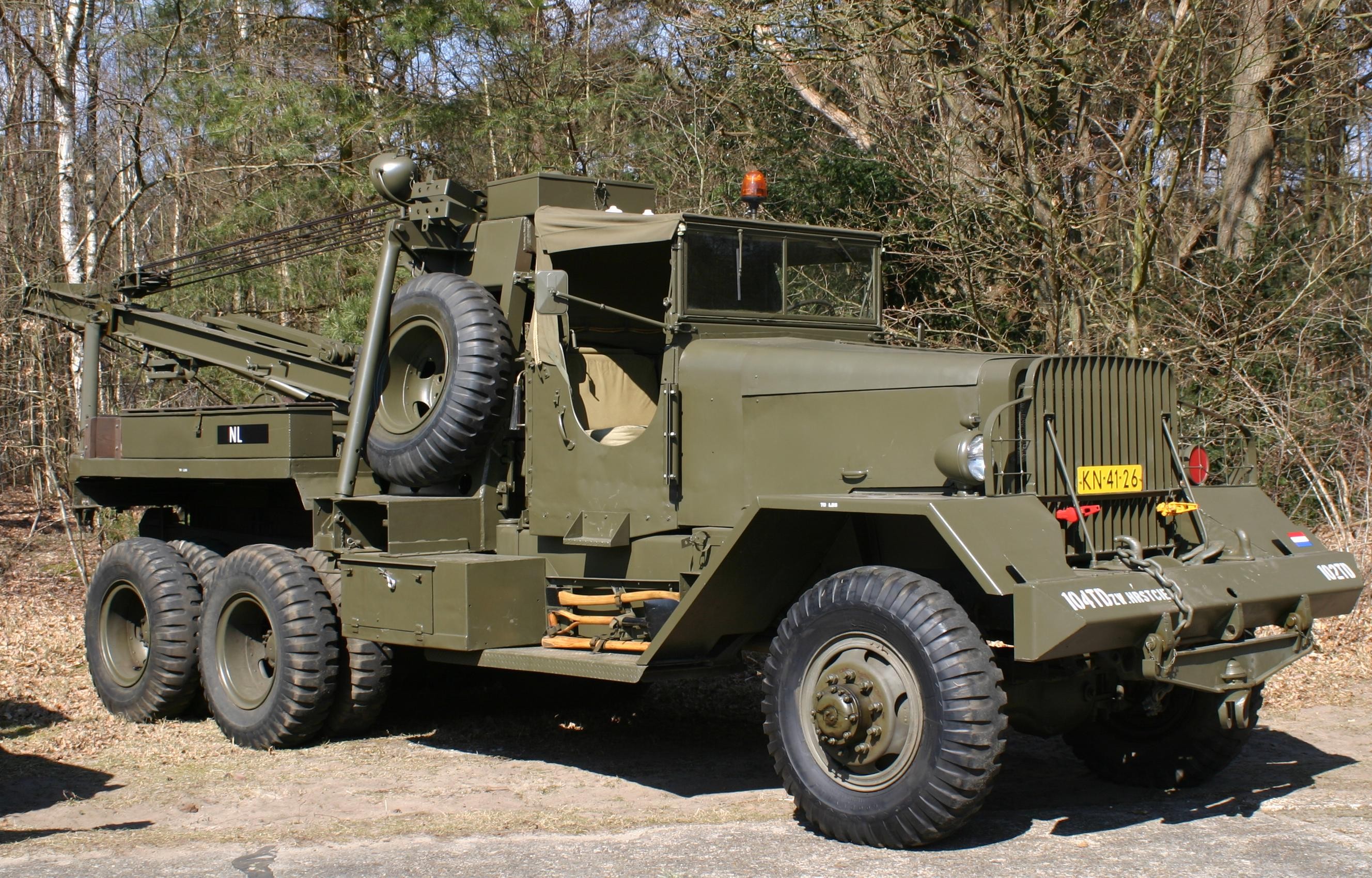 Ward LaFrance M1A1 takelauto op plein voor loods V16
