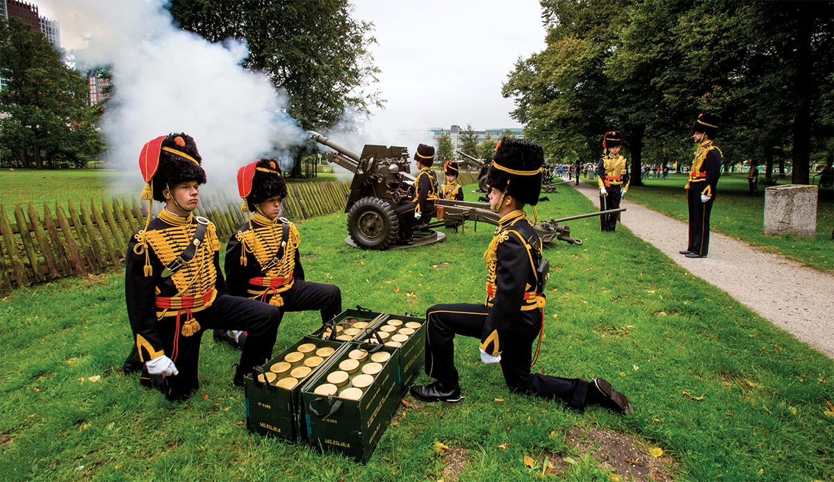 Prinsjesdag 2015 Den Haag 11 AfdRA vuurt saluutschoten met 25 ponder