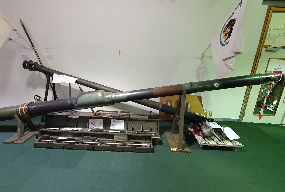 Voertuigen opgesteld op museumplein