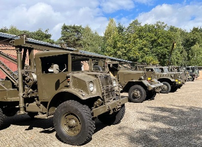Voertuigen opgesteld op museumplein