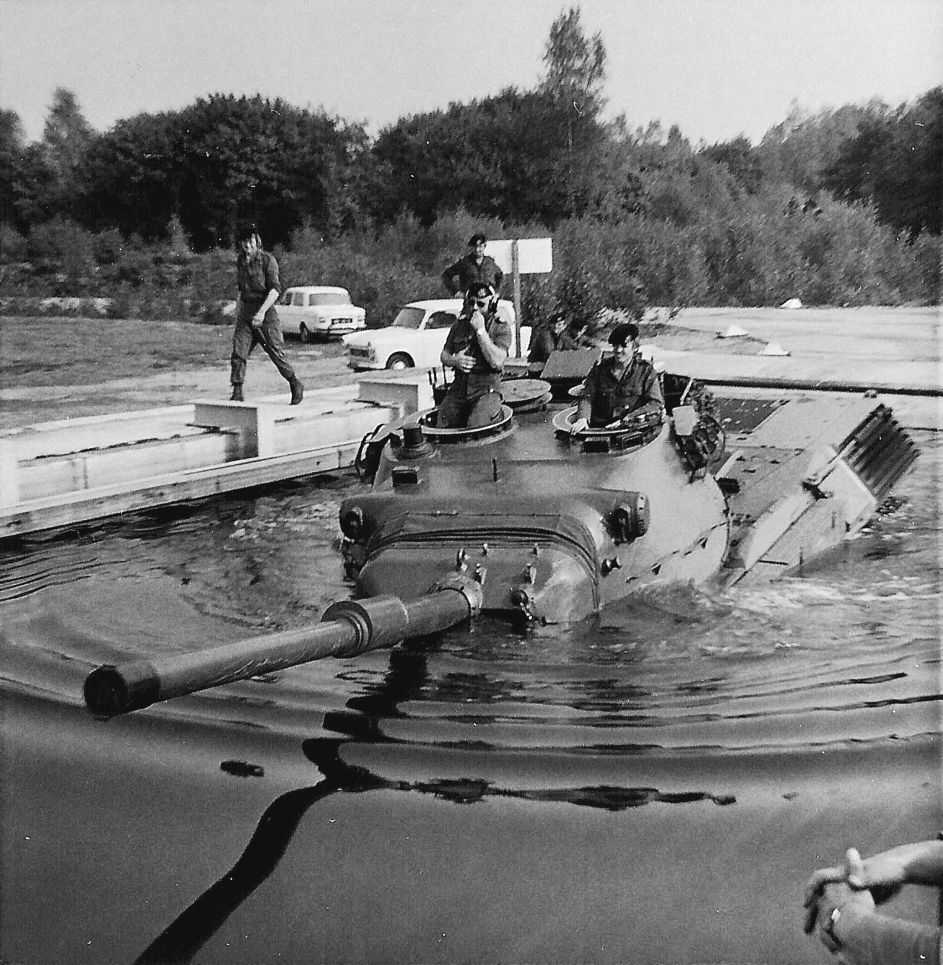 Leopard 1 gevechtstank rijdt diepwaadbak in