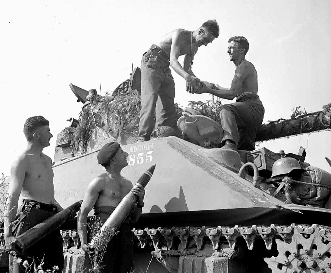 17 ponder granaten laden in een Sherman Firefly operatie Totalize