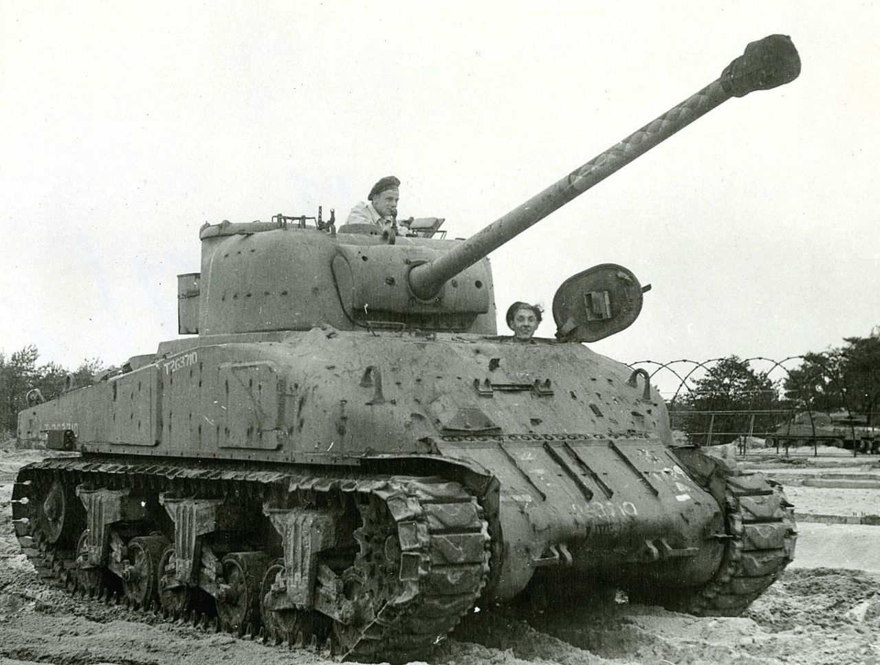 Sherman IC Hybrid Firefly in 2e Voertuigenpark, Stroe, 194