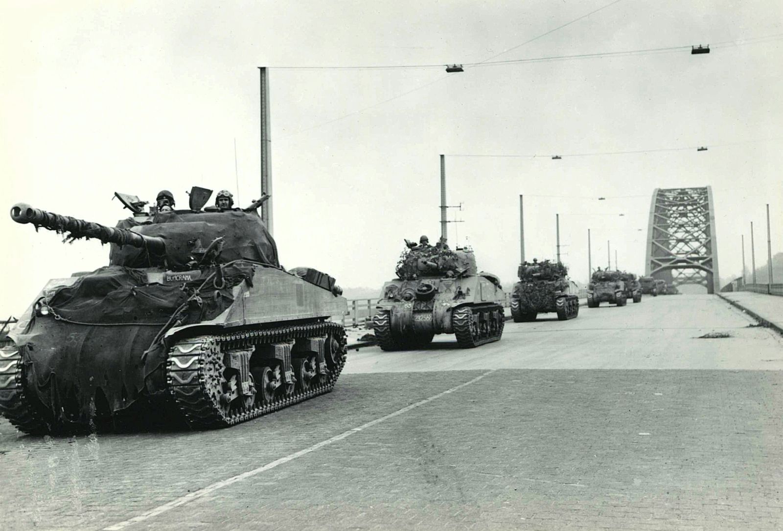 Sherman tanks over Waalbrug Nijmegen 21091944