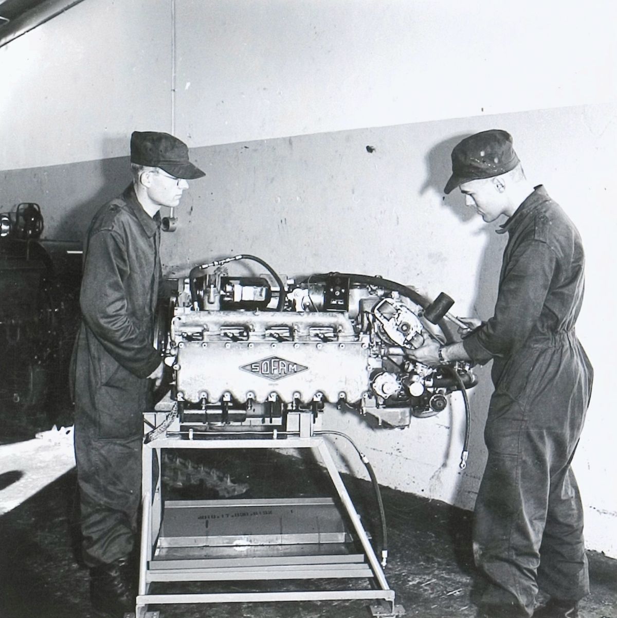 Soldaten sleutelen aan AMX-motor