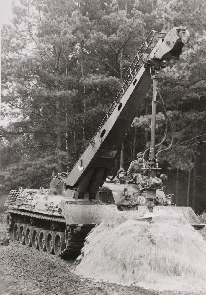 Leopard 1 Genietank draait grondboor leeg