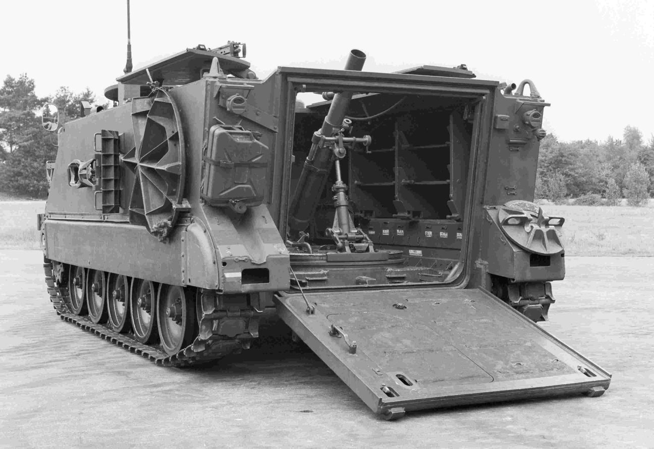 M106A1 Mortierdrager met achterklep open en mortier in stelling