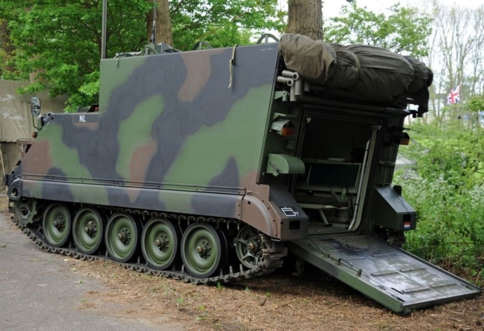 M577A1 Commandopostvoertuig met tent achterop en klep open