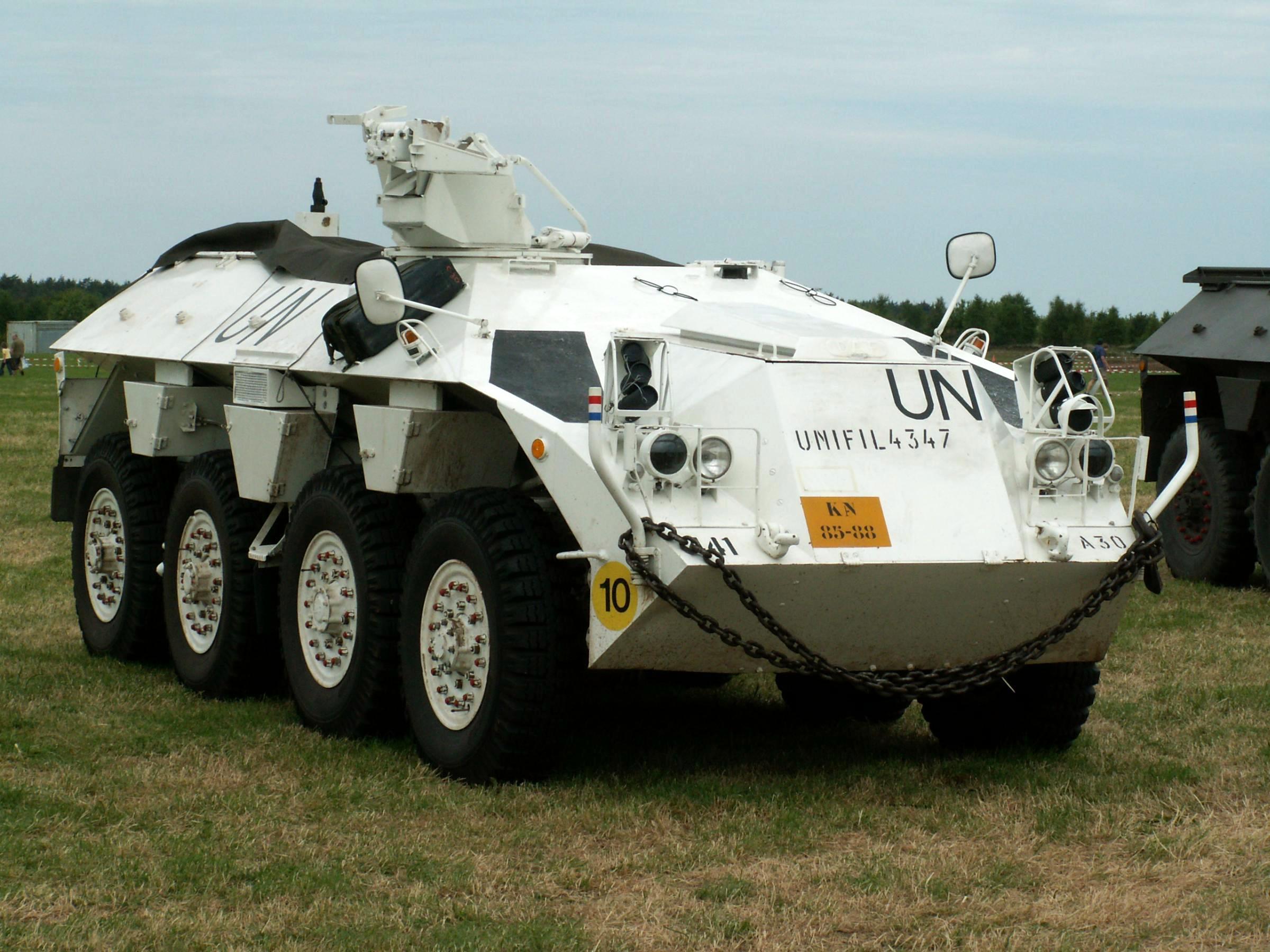 YP 408 pantserwagen in witte UNIFIL kleur en outfit