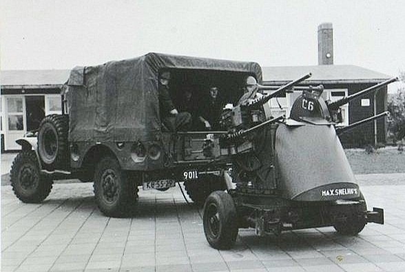 Dodge WC 51 of 52 met M55 vierling punt vijftig getrokken