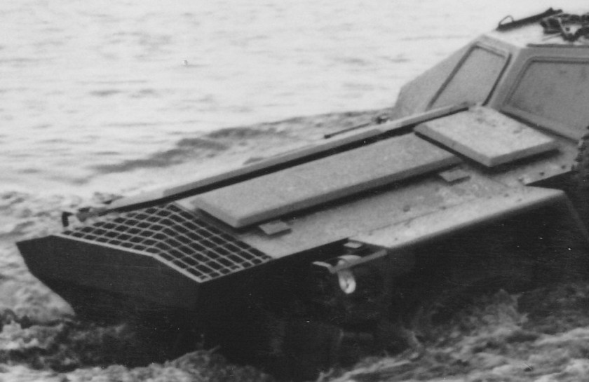 DAF YP 104 pantserwielvoertuig kenteken KZ-99-77 bij diepwaden