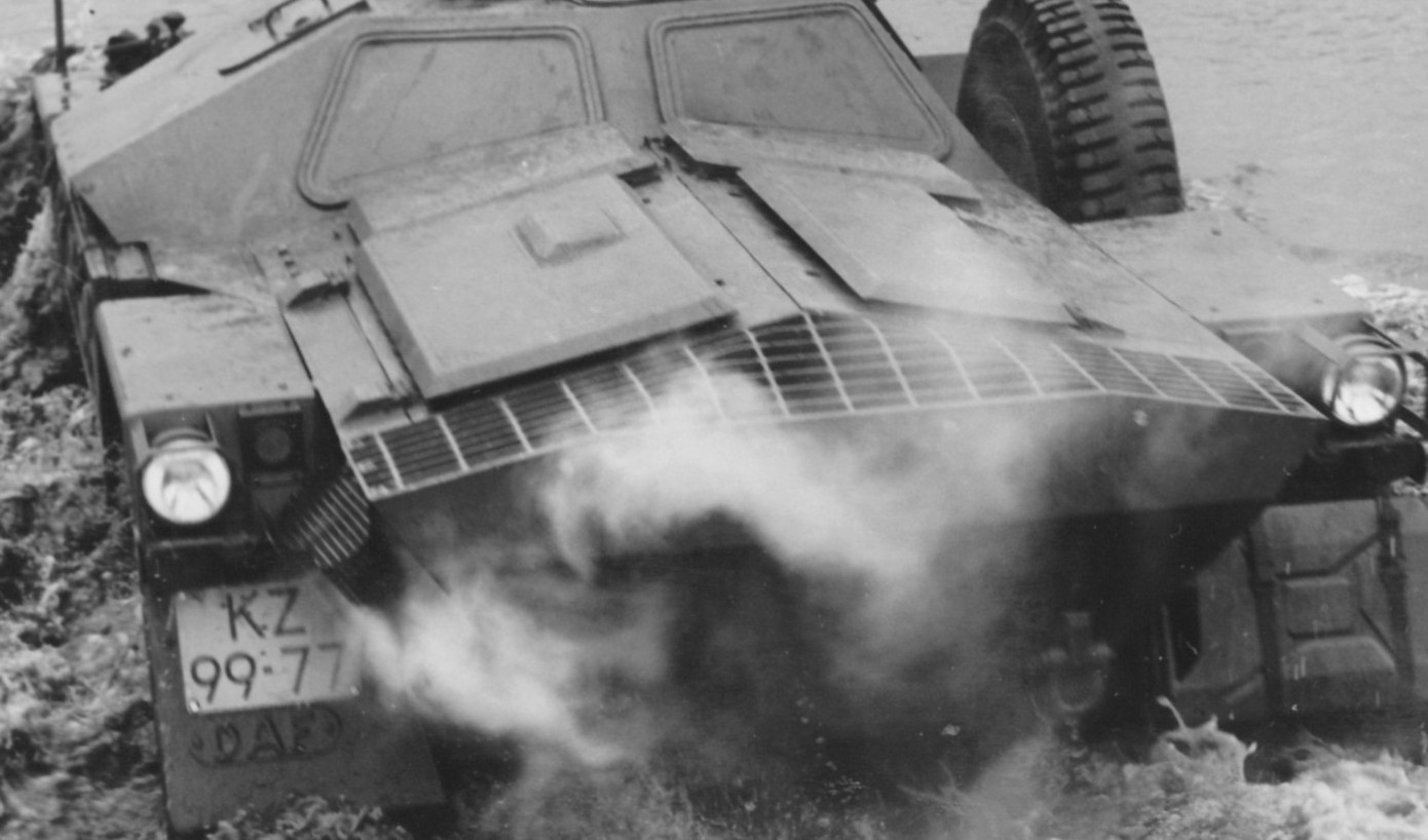 DAF YP 104 pantserwielvoertuig kenteken KZ-99-77 bij diepwaden