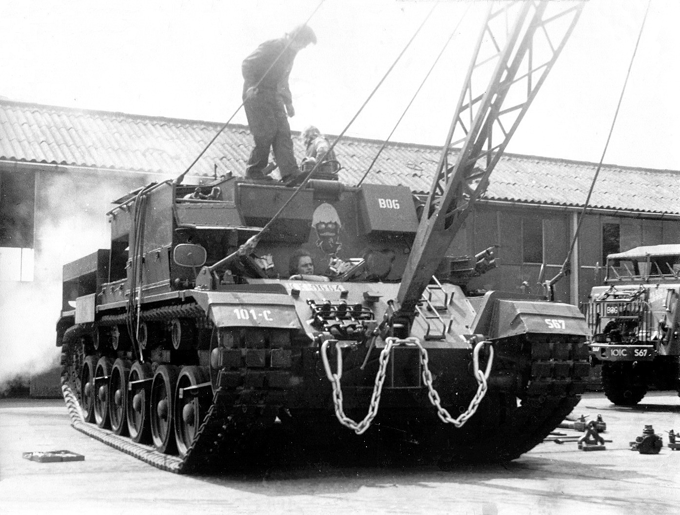 Centurion bergingstank van 101 Tankbat met hijsboom geplaatst