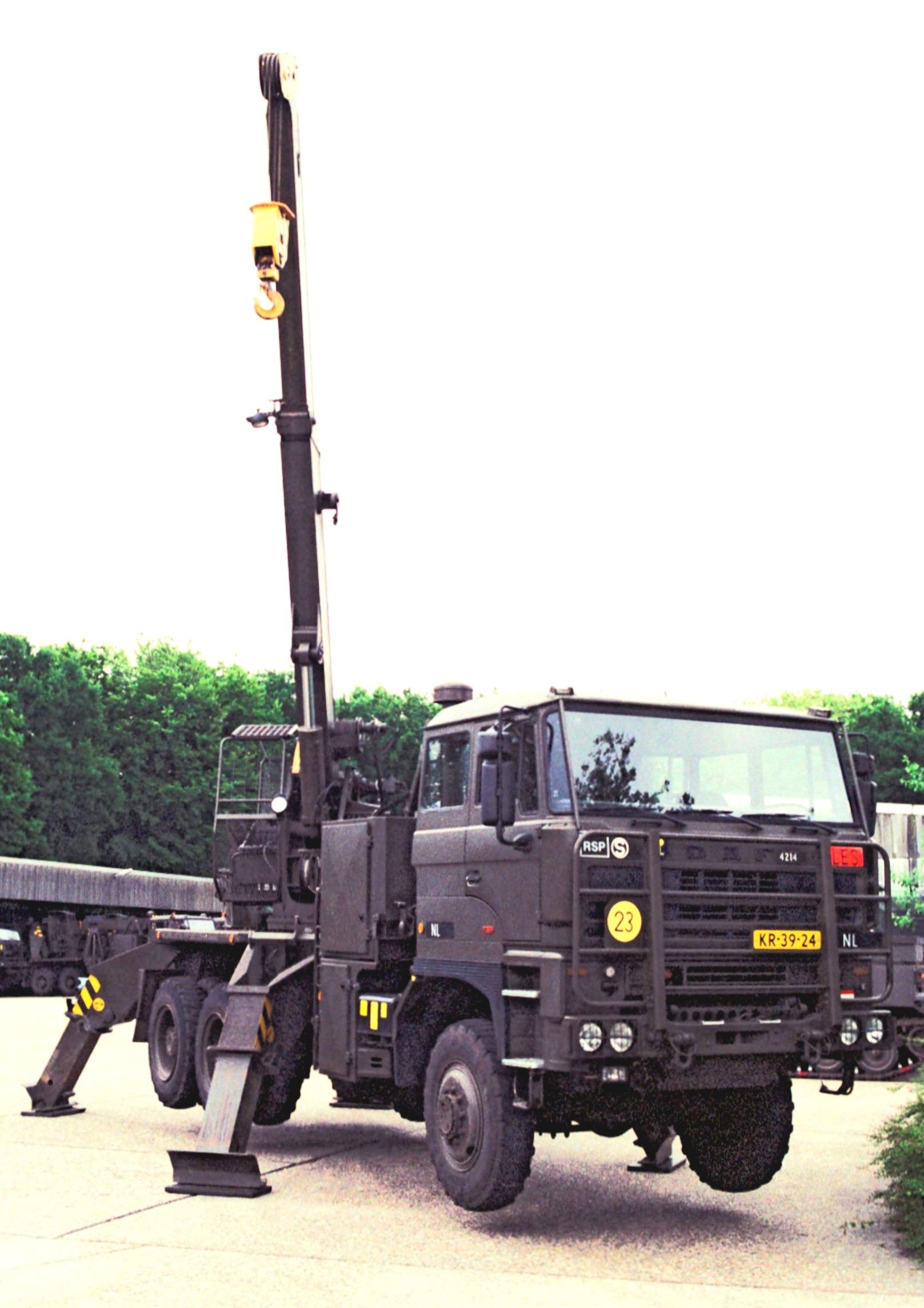 Takelauto DAF YBZ 3300 op stempelpoten met kraan omhoog