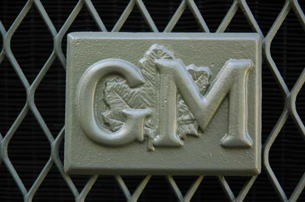 GM badge op de grill van een GM C60X