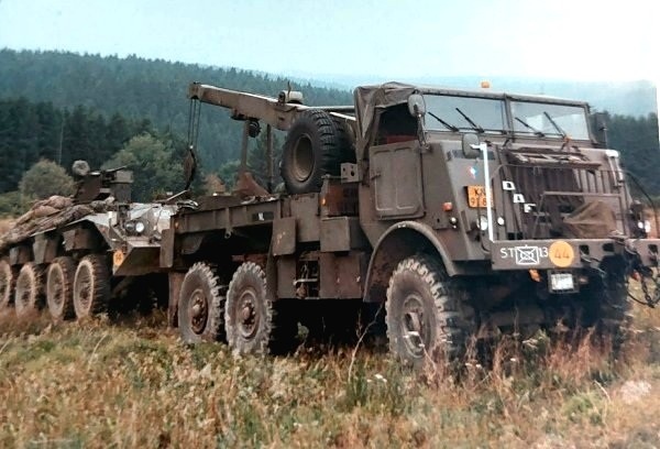 Takelauto DAF YB 626 met pantserwagen DAF yp 408