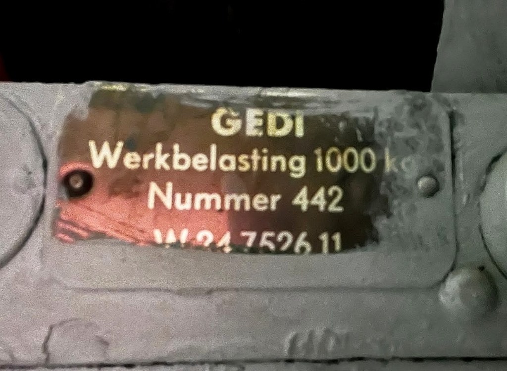 Typeplaatje 1000 kg op werkplaatskraan van GEDI