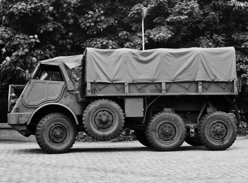 Krachtbron DAF YA 328 vrachtautos in musem RTT