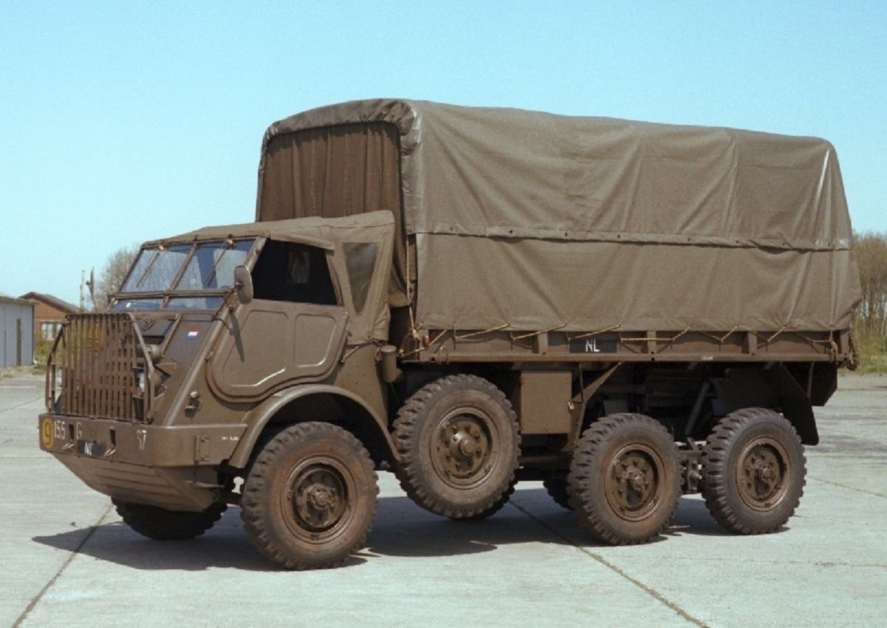 Krachtbron DAF YA 328 vrachtautos in musem RTT