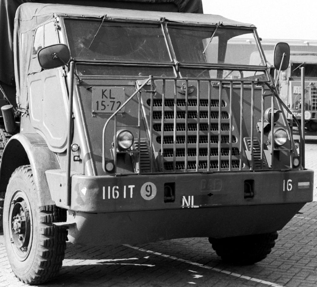 Krachtbron DAF YA 328 vrachtautos in musem RTT