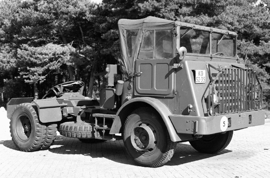 DAF YT 1527L32 5 ton 4x2 trekker voor oplegger