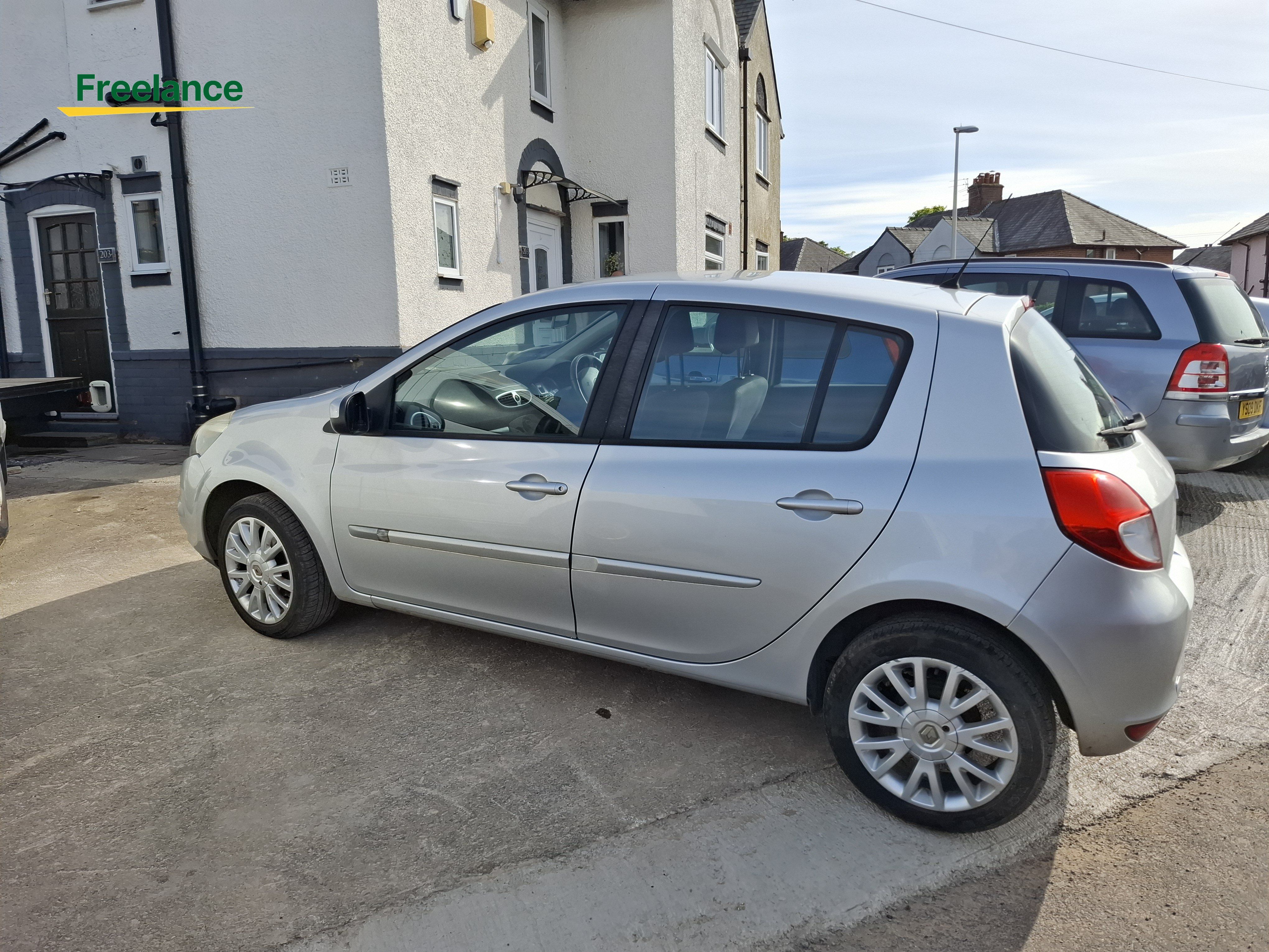 2010 Renault Clio image 2