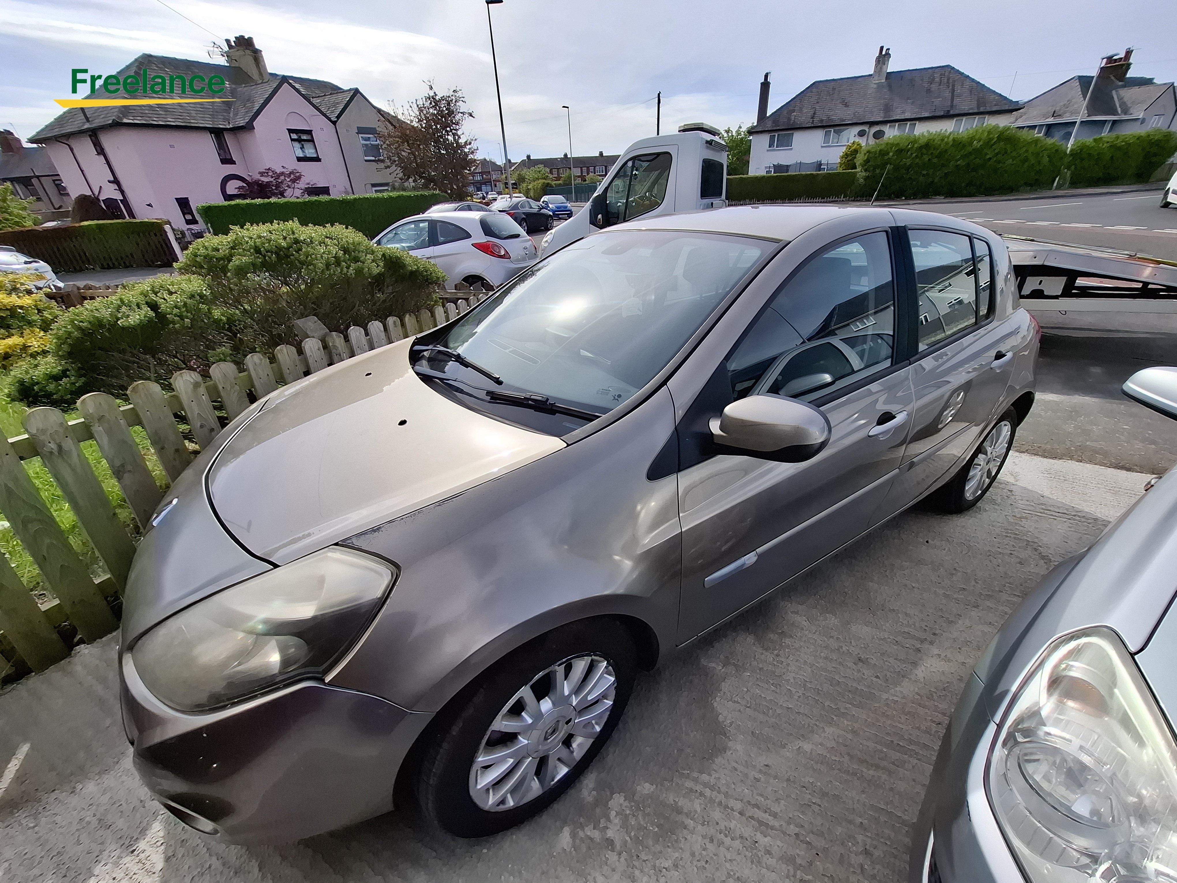 2010 Renault Clio image 2