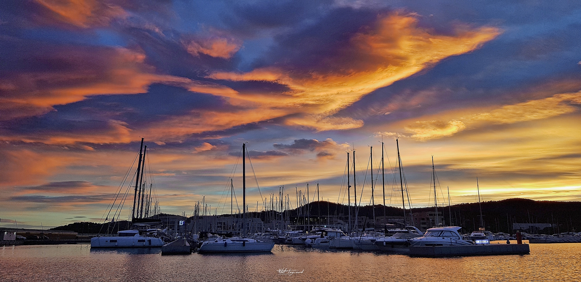 Un peintre a dessiné le ciel de
Bormes | Xtof-Photographie