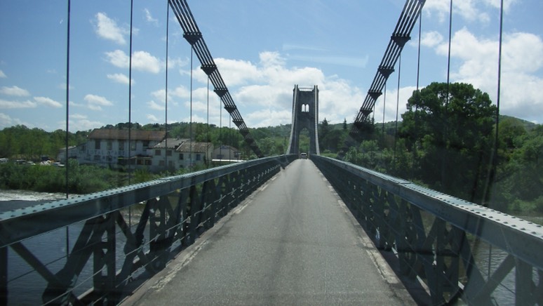 de smalle brug in St. Martin d’Ardèche