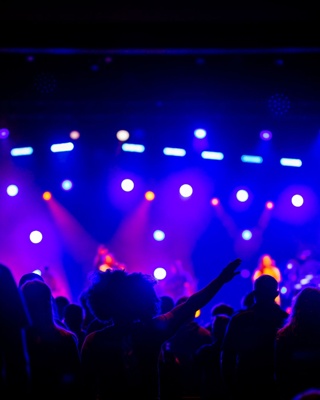 The influence of audience participation and interaction on the overall concert atmosphere